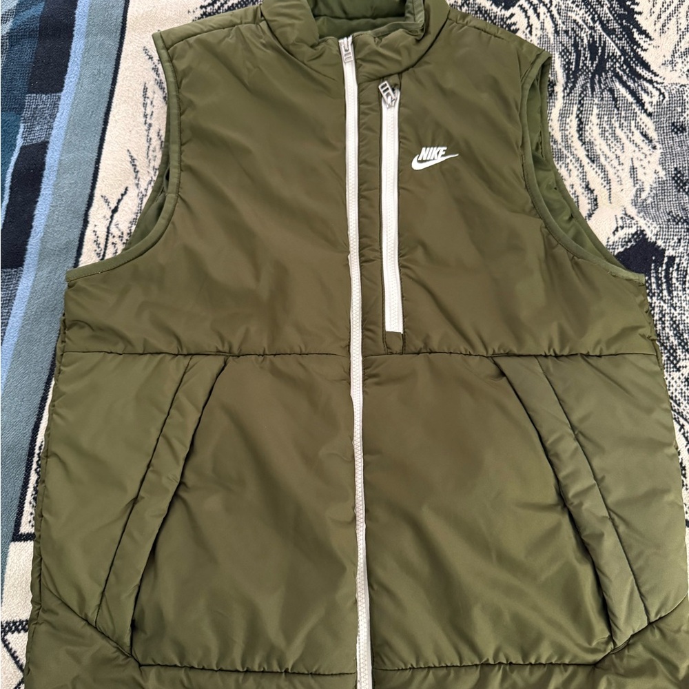 Nike Therma-Fit Olive Green/White Trim Quilted Puffer Multi-Pocket Legacy Vest